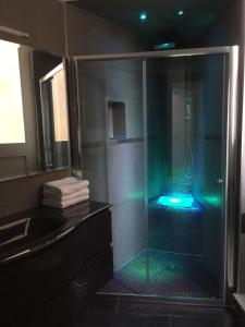 ナポリにあるMB95 - holiday Apartmentのバスルーム(ガラス張りのシャワー付)