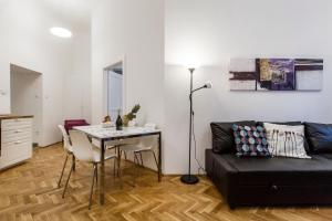 ブダペストにあるThe RUBI apartmentのリビングルーム(テーブル、黒いソファ付)