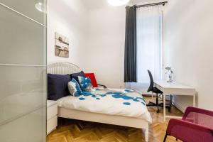 ブダペストにあるThe RUBI apartmentの小さなベッドルーム(ベッド1台、デスク付)