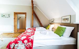 1 dormitorio con 1 cama con manta roja y blanca en Apartamenty EverySky - Norwida 6-4 en Jelenia Góra