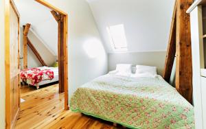 1 dormitorio con 1 cama con colcha verde en Apartamenty EverySky - Norwida 6-4 en Jelenia Góra