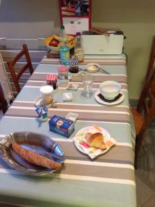 een tafel met een tafelkleed met een bord eten bij Chambres Saint Donatien in Nantes +3 foto's