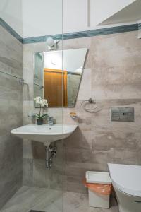 Ένα μπάνιο στο 5th Avenue Sofia | Two Bedroom, Two Bathroom, Positano Street Suite