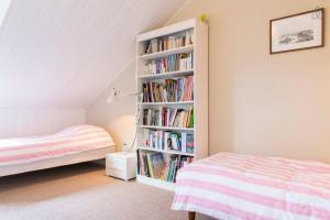 un dormitorio con una estantería llena de libros en Chambres Saint Donatien en Nantes