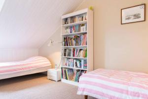 een slaapkamer met een boekenplank gevuld met boeken bij Chambres Saint Donatien in Nantes