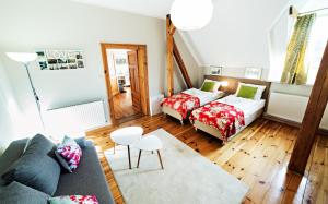 sala de estar con 2 camas y sofá en Apartamenty EverySky - Norwida 6-4 en Jelenia Góra