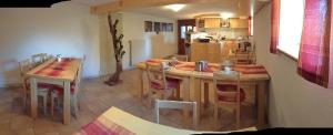 a kitchen and dining room with a table and chairs at Weingut - Gästezimmer zum Schwalbennest in Herrnbaumgarten