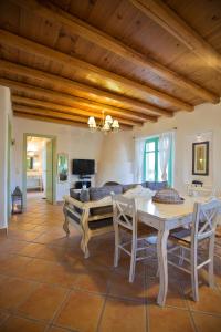 una sala de estar con una mesa y un sofá en Naoussa Bay Villas, en Naousa