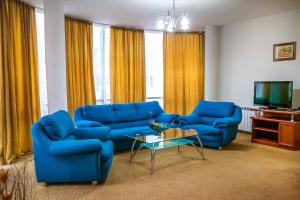 YambolにあるDiana Palaceのリビングルーム(青い椅子2脚、テレビ付)