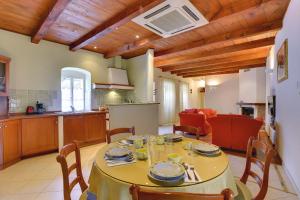 Kuchyňa alebo kuchynka v ubytovaní Holiday Home Ruža