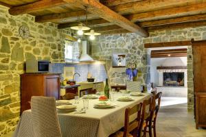 Kuchyňa alebo kuchynka v ubytovaní Holiday Home Ruža