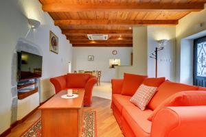 Televízia a/alebo spoločenská miestnosť v ubytovaní Holiday Home Ruža