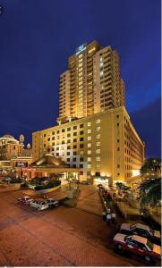 un gran edificio con coches estacionados en un estacionamiento en Luxury Resort Suites@ Sunway City en Petaling Jaya
