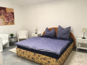 ヴィルヘルムスハーフェンにあるFerien mal anders 2.0のベッドルーム1室(紫のシーツと枕が備わるベッド1台付)