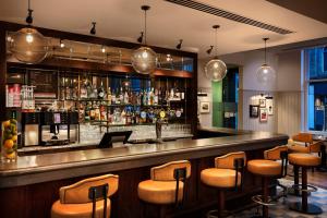 Zona de lounge sau bar la Leonardo Hotel Cardiff