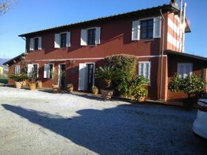 利多迪卡馬約雷的住宿－La Locanda Di Filo，前面有盆栽的红房子