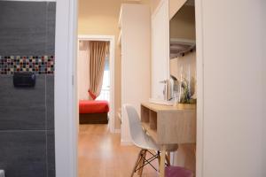 a bathroom with a desk and a shower in a room at Grande Archivio Napoli 22 in Naples