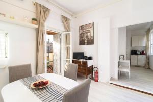 una sala da pranzo bianca con tavolo e sedie di White terrace apartment navona a Roma