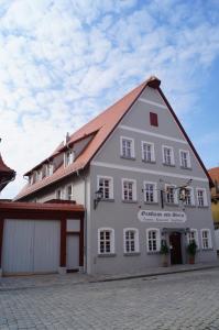een wit gebouw met een rood dak bij Braumeister Döbler - Ferienwohnungen in Bad Windsheim