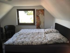 ヴィルヘルムスハーフェンにあるFerien mal andersのベッドルーム1室(ベッド1台、掛け布団、窓付)
