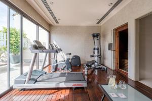a room with a gym with a treadmill at Hotel Barcelona Center in Barcelona