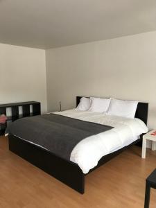 拜聖保羅的住宿－麥森切茲勞倫特旅館，卧室配有带白色枕头的大床