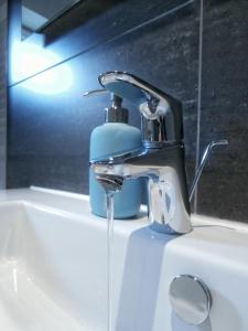 um lavatório de casa de banho com torneira de água em Overbosch em Bilthoven