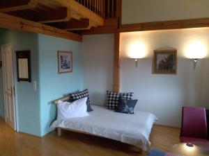 A bed or beds in a room at Attersee Gartenvilla
