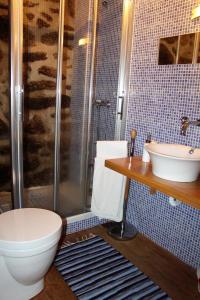 un bagno con doccia, WC e lavandino di Casa d'avó Maria a Seia