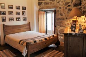 una camera da letto con un letto e un tavolo con una lampada di Casa d'avó Maria a Seia
