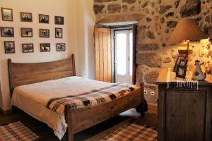 a bedroom with a bed and a table with a lamp at Casa d'avó Maria in Seia
