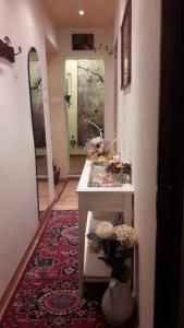 un corridoio con un tavolo con fiori di Sottoriva36 a Verona