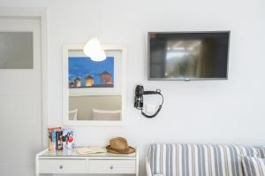 TV a/nebo společenská místnost v ubytování Birikos Studios & Apartments