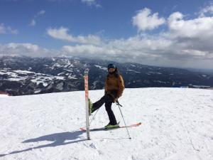 een persoon op ski's op een sneeuwbedekte helling bij Guest House Warabi in Mino