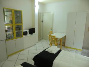 ボローニャにあるVilla Almaのベッドルーム1室(ベッド1台、デスク、テーブル付)