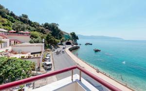 d'un balcon avec vue sur l'océan. dans l'établissement Hotel New York, à Vlorë