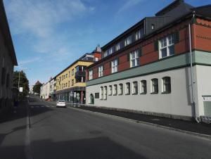 um carro está dirigindo por uma rua com edifícios em Apartment Satama em Kuopio