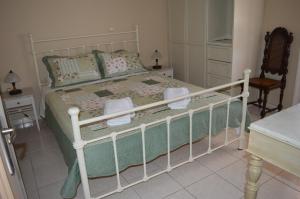 A bed or beds in a room at Vanessa Studios
