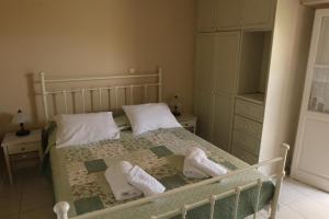 A bed or beds in a room at Vanessa Studios