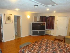 A television and/or entertainment centre at Economy Motel Inn and Suites Somers Point