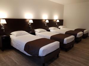 Tempat tidur dalam kamar di Nevers Hotel