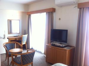 TV a/nebo společenská místnost v ubytování Naha Beach Side Hotel