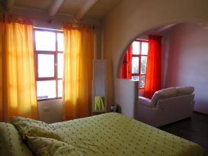 1 dormitorio con 1 cama, 1 silla y ventanas en Best View apartment downtown Cusco, en Cusco