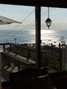 una mesa con lámpara y vistas al océano en Casa en maitencillo, en Maitencillo