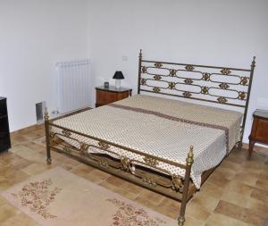 カンピ・サレンティーナにあるCasa Vacanza Nord Salentoのベッドルーム1室(木枠のベッド1台付)