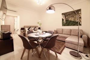 ローマにあるColadir Guest Houseのテーブルとソファのあるリビングルーム