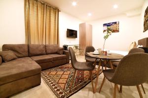 sala de estar con sofá y mesa en Coladir Guest House en Roma