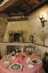 TuréganoにあるLa Casa Viejaのピンクのテーブルクロスと食器