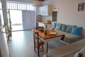 Il comprend une cuisine et un salon avec une table et un canapé. dans l'établissement Blue Sea House, à Klima