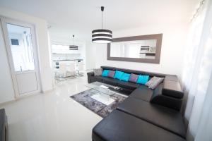 A seating area at Bor Apartment